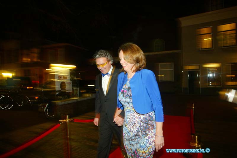 150221258.jpg - FOTOOPDRACHT:Dordrecht:21-02-2015:Zaterdag 21 februari om 20.00 uur rolt Rotaryclub Dordrecht Ter Merwe de rode loper voor de tweede keer uit in Cinema The Movies. Fotografen staan klaar om de bezoekers van dit CineDordt Oscargala als echte sterren te onthalen. Paparazzo Busink heeft al zijn lenzen in de aanslag. Alle gasten worden bij binnenkomst ontvangen met een glaasje bubbels. Daarna wordt in alle vier de zalen een verrassingsfilm gedraaid, die nominaties heeft gekregen voor één van de Oscars. Vanaf ca. 23.00 uur is er een afterparty met muziek en dans. Rond middernacht vinden de CineDordt Oscaruitreikingen plaats aan het mooist geklede koppel en degene met de meest verrassende bril. De opbrengst van de avond gaat naar een goed doel. Dit jaar is dat Stichting Zienderogen, die zich wereldwijd inzet voor de allerarmste blinden en slechtzienden door hiervoor speciale missies te organiseren.Deze digitale foto blijft eigendom van FOTOPERSBURO BUSINK. Wij hanteren de voorwaarden van het N.V.F. en N.V.J. Gebruik van deze foto impliceert dat u bekend bent  en akkoord gaat met deze voorwaarden bij publicatie.EB/ETIENNE BUSINK