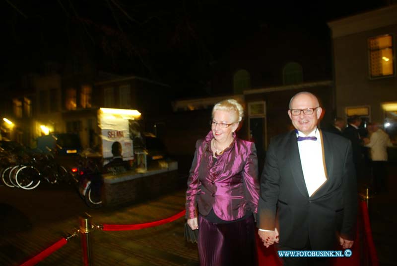 150221261.jpg - FOTOOPDRACHT:Dordrecht:21-02-2015:Zaterdag 21 februari om 20.00 uur rolt Rotaryclub Dordrecht Ter Merwe de rode loper voor de tweede keer uit in Cinema The Movies. Fotografen staan klaar om de bezoekers van dit CineDordt Oscargala als echte sterren te onthalen. Paparazzo Busink heeft al zijn lenzen in de aanslag. Alle gasten worden bij binnenkomst ontvangen met een glaasje bubbels. Daarna wordt in alle vier de zalen een verrassingsfilm gedraaid, die nominaties heeft gekregen voor één van de Oscars. Vanaf ca. 23.00 uur is er een afterparty met muziek en dans. Rond middernacht vinden de CineDordt Oscaruitreikingen plaats aan het mooist geklede koppel en degene met de meest verrassende bril. De opbrengst van de avond gaat naar een goed doel. Dit jaar is dat Stichting Zienderogen, die zich wereldwijd inzet voor de allerarmste blinden en slechtzienden door hiervoor speciale missies te organiseren.Deze digitale foto blijft eigendom van FOTOPERSBURO BUSINK. Wij hanteren de voorwaarden van het N.V.F. en N.V.J. Gebruik van deze foto impliceert dat u bekend bent  en akkoord gaat met deze voorwaarden bij publicatie.EB/ETIENNE BUSINK