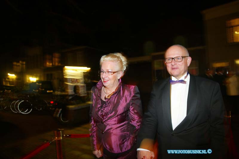 150221262.jpg - FOTOOPDRACHT:Dordrecht:21-02-2015:Zaterdag 21 februari om 20.00 uur rolt Rotaryclub Dordrecht Ter Merwe de rode loper voor de tweede keer uit in Cinema The Movies. Fotografen staan klaar om de bezoekers van dit CineDordt Oscargala als echte sterren te onthalen. Paparazzo Busink heeft al zijn lenzen in de aanslag. Alle gasten worden bij binnenkomst ontvangen met een glaasje bubbels. Daarna wordt in alle vier de zalen een verrassingsfilm gedraaid, die nominaties heeft gekregen voor één van de Oscars. Vanaf ca. 23.00 uur is er een afterparty met muziek en dans. Rond middernacht vinden de CineDordt Oscaruitreikingen plaats aan het mooist geklede koppel en degene met de meest verrassende bril. De opbrengst van de avond gaat naar een goed doel. Dit jaar is dat Stichting Zienderogen, die zich wereldwijd inzet voor de allerarmste blinden en slechtzienden door hiervoor speciale missies te organiseren.Deze digitale foto blijft eigendom van FOTOPERSBURO BUSINK. Wij hanteren de voorwaarden van het N.V.F. en N.V.J. Gebruik van deze foto impliceert dat u bekend bent  en akkoord gaat met deze voorwaarden bij publicatie.EB/ETIENNE BUSINK