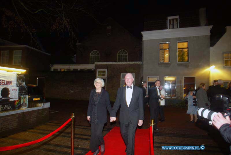 150221263.jpg - FOTOOPDRACHT:Dordrecht:21-02-2015:Zaterdag 21 februari om 20.00 uur rolt Rotaryclub Dordrecht Ter Merwe de rode loper voor de tweede keer uit in Cinema The Movies. Fotografen staan klaar om de bezoekers van dit CineDordt Oscargala als echte sterren te onthalen. Paparazzo Busink heeft al zijn lenzen in de aanslag. Alle gasten worden bij binnenkomst ontvangen met een glaasje bubbels. Daarna wordt in alle vier de zalen een verrassingsfilm gedraaid, die nominaties heeft gekregen voor één van de Oscars. Vanaf ca. 23.00 uur is er een afterparty met muziek en dans. Rond middernacht vinden de CineDordt Oscaruitreikingen plaats aan het mooist geklede koppel en degene met de meest verrassende bril. De opbrengst van de avond gaat naar een goed doel. Dit jaar is dat Stichting Zienderogen, die zich wereldwijd inzet voor de allerarmste blinden en slechtzienden door hiervoor speciale missies te organiseren.Deze digitale foto blijft eigendom van FOTOPERSBURO BUSINK. Wij hanteren de voorwaarden van het N.V.F. en N.V.J. Gebruik van deze foto impliceert dat u bekend bent  en akkoord gaat met deze voorwaarden bij publicatie.EB/ETIENNE BUSINK