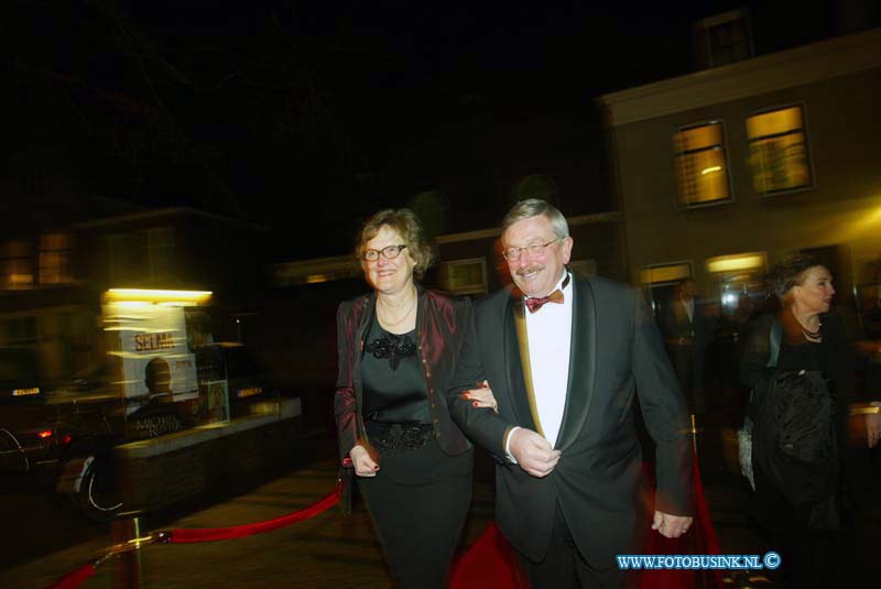 150221273.jpg - FOTOOPDRACHT:Dordrecht:21-02-2015:Zaterdag 21 februari om 20.00 uur rolt Rotaryclub Dordrecht Ter Merwe de rode loper voor de tweede keer uit in Cinema The Movies. Fotografen staan klaar om de bezoekers van dit CineDordt Oscargala als echte sterren te onthalen. Paparazzo Busink heeft al zijn lenzen in de aanslag. Alle gasten worden bij binnenkomst ontvangen met een glaasje bubbels. Daarna wordt in alle vier de zalen een verrassingsfilm gedraaid, die nominaties heeft gekregen voor één van de Oscars. Vanaf ca. 23.00 uur is er een afterparty met muziek en dans. Rond middernacht vinden de CineDordt Oscaruitreikingen plaats aan het mooist geklede koppel en degene met de meest verrassende bril. De opbrengst van de avond gaat naar een goed doel. Dit jaar is dat Stichting Zienderogen, die zich wereldwijd inzet voor de allerarmste blinden en slechtzienden door hiervoor speciale missies te organiseren.Deze digitale foto blijft eigendom van FOTOPERSBURO BUSINK. Wij hanteren de voorwaarden van het N.V.F. en N.V.J. Gebruik van deze foto impliceert dat u bekend bent  en akkoord gaat met deze voorwaarden bij publicatie.EB/ETIENNE BUSINK