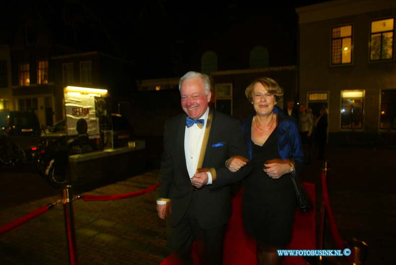 150221276.jpg - FOTOOPDRACHT:Dordrecht:21-02-2015:Zaterdag 21 februari om 20.00 uur rolt Rotaryclub Dordrecht Ter Merwe de rode loper voor de tweede keer uit in Cinema The Movies. Fotografen staan klaar om de bezoekers van dit CineDordt Oscargala als echte sterren te onthalen. Paparazzo Busink heeft al zijn lenzen in de aanslag. Alle gasten worden bij binnenkomst ontvangen met een glaasje bubbels. Daarna wordt in alle vier de zalen een verrassingsfilm gedraaid, die nominaties heeft gekregen voor één van de Oscars. Vanaf ca. 23.00 uur is er een afterparty met muziek en dans. Rond middernacht vinden de CineDordt Oscaruitreikingen plaats aan het mooist geklede koppel en degene met de meest verrassende bril. De opbrengst van de avond gaat naar een goed doel. Dit jaar is dat Stichting Zienderogen, die zich wereldwijd inzet voor de allerarmste blinden en slechtzienden door hiervoor speciale missies te organiseren.Deze digitale foto blijft eigendom van FOTOPERSBURO BUSINK. Wij hanteren de voorwaarden van het N.V.F. en N.V.J. Gebruik van deze foto impliceert dat u bekend bent  en akkoord gaat met deze voorwaarden bij publicatie.EB/ETIENNE BUSINK