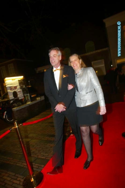 150221277.jpg - FOTOOPDRACHT:Dordrecht:21-02-2015:Zaterdag 21 februari om 20.00 uur rolt Rotaryclub Dordrecht Ter Merwe de rode loper voor de tweede keer uit in Cinema The Movies. Fotografen staan klaar om de bezoekers van dit CineDordt Oscargala als echte sterren te onthalen. Paparazzo Busink heeft al zijn lenzen in de aanslag. Alle gasten worden bij binnenkomst ontvangen met een glaasje bubbels. Daarna wordt in alle vier de zalen een verrassingsfilm gedraaid, die nominaties heeft gekregen voor één van de Oscars. Vanaf ca. 23.00 uur is er een afterparty met muziek en dans. Rond middernacht vinden de CineDordt Oscaruitreikingen plaats aan het mooist geklede koppel en degene met de meest verrassende bril. De opbrengst van de avond gaat naar een goed doel. Dit jaar is dat Stichting Zienderogen, die zich wereldwijd inzet voor de allerarmste blinden en slechtzienden door hiervoor speciale missies te organiseren.Deze digitale foto blijft eigendom van FOTOPERSBURO BUSINK. Wij hanteren de voorwaarden van het N.V.F. en N.V.J. Gebruik van deze foto impliceert dat u bekend bent  en akkoord gaat met deze voorwaarden bij publicatie.EB/ETIENNE BUSINK