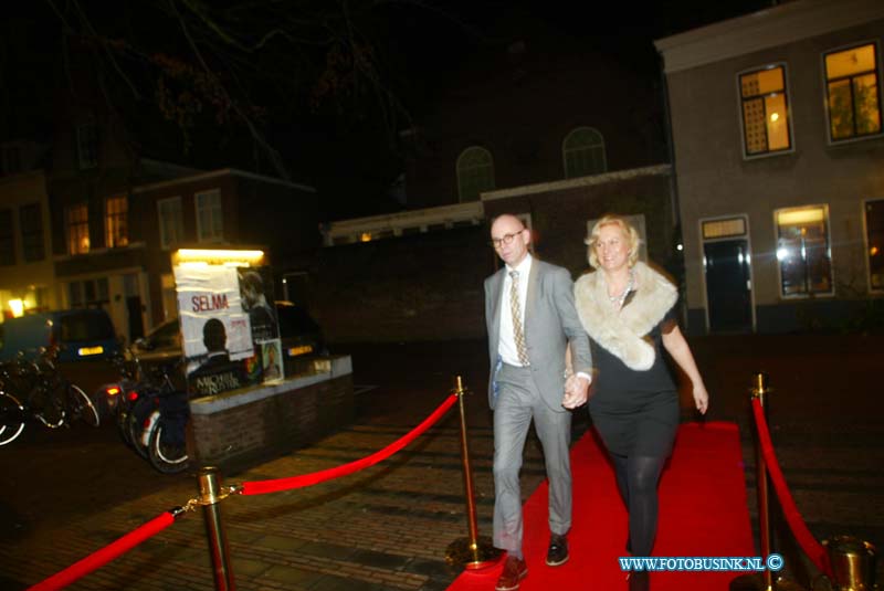 150221278.jpg - FOTOOPDRACHT:Dordrecht:21-02-2015:Zaterdag 21 februari om 20.00 uur rolt Rotaryclub Dordrecht Ter Merwe de rode loper voor de tweede keer uit in Cinema The Movies. Fotografen staan klaar om de bezoekers van dit CineDordt Oscargala als echte sterren te onthalen. Paparazzo Busink heeft al zijn lenzen in de aanslag. Alle gasten worden bij binnenkomst ontvangen met een glaasje bubbels. Daarna wordt in alle vier de zalen een verrassingsfilm gedraaid, die nominaties heeft gekregen voor één van de Oscars. Vanaf ca. 23.00 uur is er een afterparty met muziek en dans. Rond middernacht vinden de CineDordt Oscaruitreikingen plaats aan het mooist geklede koppel en degene met de meest verrassende bril. De opbrengst van de avond gaat naar een goed doel. Dit jaar is dat Stichting Zienderogen, die zich wereldwijd inzet voor de allerarmste blinden en slechtzienden door hiervoor speciale missies te organiseren.Deze digitale foto blijft eigendom van FOTOPERSBURO BUSINK. Wij hanteren de voorwaarden van het N.V.F. en N.V.J. Gebruik van deze foto impliceert dat u bekend bent  en akkoord gaat met deze voorwaarden bij publicatie.EB/ETIENNE BUSINK