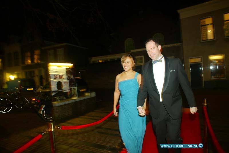 150221282.jpg - FOTOOPDRACHT:Dordrecht:21-02-2015:Zaterdag 21 februari om 20.00 uur rolt Rotaryclub Dordrecht Ter Merwe de rode loper voor de tweede keer uit in Cinema The Movies. Fotografen staan klaar om de bezoekers van dit CineDordt Oscargala als echte sterren te onthalen. Paparazzo Busink heeft al zijn lenzen in de aanslag. Alle gasten worden bij binnenkomst ontvangen met een glaasje bubbels. Daarna wordt in alle vier de zalen een verrassingsfilm gedraaid, die nominaties heeft gekregen voor één van de Oscars. Vanaf ca. 23.00 uur is er een afterparty met muziek en dans. Rond middernacht vinden de CineDordt Oscaruitreikingen plaats aan het mooist geklede koppel en degene met de meest verrassende bril. De opbrengst van de avond gaat naar een goed doel. Dit jaar is dat Stichting Zienderogen, die zich wereldwijd inzet voor de allerarmste blinden en slechtzienden door hiervoor speciale missies te organiseren.Deze digitale foto blijft eigendom van FOTOPERSBURO BUSINK. Wij hanteren de voorwaarden van het N.V.F. en N.V.J. Gebruik van deze foto impliceert dat u bekend bent  en akkoord gaat met deze voorwaarden bij publicatie.EB/ETIENNE BUSINK