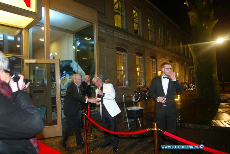 150221283.jpg - FOTOOPDRACHT:Dordrecht:21-02-2015:Zaterdag 21 februari om 20.00 uur rolt Rotaryclub Dordrecht Ter Merwe de rode loper voor de tweede keer uit in Cinema The Movies. Fotografen staan klaar om de bezoekers van dit CineDordt Oscargala als echte sterren te onthalen. Paparazzo Busink heeft al zijn lenzen in de aanslag. Alle gasten worden bij binnenkomst ontvangen met een glaasje bubbels. Daarna wordt in alle vier de zalen een verrassingsfilm gedraaid, die nominaties heeft gekregen voor één van de Oscars. Vanaf ca. 23.00 uur is er een afterparty met muziek en dans. Rond middernacht vinden de CineDordt Oscaruitreikingen plaats aan het mooist geklede koppel en degene met de meest verrassende bril. De opbrengst van de avond gaat naar een goed doel. Dit jaar is dat Stichting Zienderogen, die zich wereldwijd inzet voor de allerarmste blinden en slechtzienden door hiervoor speciale missies te organiseren.Deze digitale foto blijft eigendom van FOTOPERSBURO BUSINK. Wij hanteren de voorwaarden van het N.V.F. en N.V.J. Gebruik van deze foto impliceert dat u bekend bent  en akkoord gaat met deze voorwaarden bij publicatie.EB/ETIENNE BUSINK