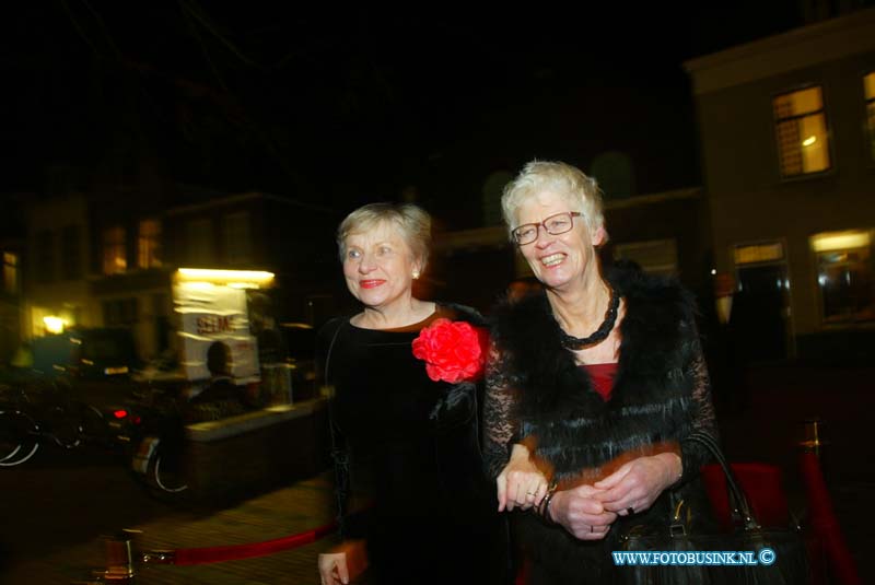 150221284.jpg - FOTOOPDRACHT:Dordrecht:21-02-2015:Zaterdag 21 februari om 20.00 uur rolt Rotaryclub Dordrecht Ter Merwe de rode loper voor de tweede keer uit in Cinema The Movies. Fotografen staan klaar om de bezoekers van dit CineDordt Oscargala als echte sterren te onthalen. Paparazzo Busink heeft al zijn lenzen in de aanslag. Alle gasten worden bij binnenkomst ontvangen met een glaasje bubbels. Daarna wordt in alle vier de zalen een verrassingsfilm gedraaid, die nominaties heeft gekregen voor één van de Oscars. Vanaf ca. 23.00 uur is er een afterparty met muziek en dans. Rond middernacht vinden de CineDordt Oscaruitreikingen plaats aan het mooist geklede koppel en degene met de meest verrassende bril. De opbrengst van de avond gaat naar een goed doel. Dit jaar is dat Stichting Zienderogen, die zich wereldwijd inzet voor de allerarmste blinden en slechtzienden door hiervoor speciale missies te organiseren.Deze digitale foto blijft eigendom van FOTOPERSBURO BUSINK. Wij hanteren de voorwaarden van het N.V.F. en N.V.J. Gebruik van deze foto impliceert dat u bekend bent  en akkoord gaat met deze voorwaarden bij publicatie.EB/ETIENNE BUSINK