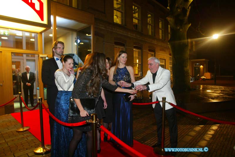 150221288.jpg - FOTOOPDRACHT:Dordrecht:21-02-2015:Zaterdag 21 februari om 20.00 uur rolt Rotaryclub Dordrecht Ter Merwe de rode loper voor de tweede keer uit in Cinema The Movies. Fotografen staan klaar om de bezoekers van dit CineDordt Oscargala als echte sterren te onthalen. Paparazzo Busink heeft al zijn lenzen in de aanslag. Alle gasten worden bij binnenkomst ontvangen met een glaasje bubbels. Daarna wordt in alle vier de zalen een verrassingsfilm gedraaid, die nominaties heeft gekregen voor één van de Oscars. Vanaf ca. 23.00 uur is er een afterparty met muziek en dans. Rond middernacht vinden de CineDordt Oscaruitreikingen plaats aan het mooist geklede koppel en degene met de meest verrassende bril. De opbrengst van de avond gaat naar een goed doel. Dit jaar is dat Stichting Zienderogen, die zich wereldwijd inzet voor de allerarmste blinden en slechtzienden door hiervoor speciale missies te organiseren.Deze digitale foto blijft eigendom van FOTOPERSBURO BUSINK. Wij hanteren de voorwaarden van het N.V.F. en N.V.J. Gebruik van deze foto impliceert dat u bekend bent  en akkoord gaat met deze voorwaarden bij publicatie.EB/ETIENNE BUSINK