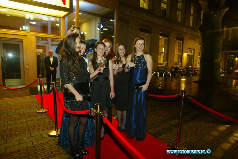150221295.jpg - FOTOOPDRACHT:Dordrecht:21-02-2015:Zaterdag 21 februari om 20.00 uur rolt Rotaryclub Dordrecht Ter Merwe de rode loper voor de tweede keer uit in Cinema The Movies. Fotografen staan klaar om de bezoekers van dit CineDordt Oscargala als echte sterren te onthalen. Paparazzo Busink heeft al zijn lenzen in de aanslag. Alle gasten worden bij binnenkomst ontvangen met een glaasje bubbels. Daarna wordt in alle vier de zalen een verrassingsfilm gedraaid, die nominaties heeft gekregen voor één van de Oscars. Vanaf ca. 23.00 uur is er een afterparty met muziek en dans. Rond middernacht vinden de CineDordt Oscaruitreikingen plaats aan het mooist geklede koppel en degene met de meest verrassende bril. De opbrengst van de avond gaat naar een goed doel. Dit jaar is dat Stichting Zienderogen, die zich wereldwijd inzet voor de allerarmste blinden en slechtzienden door hiervoor speciale missies te organiseren.Deze digitale foto blijft eigendom van FOTOPERSBURO BUSINK. Wij hanteren de voorwaarden van het N.V.F. en N.V.J. Gebruik van deze foto impliceert dat u bekend bent  en akkoord gaat met deze voorwaarden bij publicatie.EB/ETIENNE BUSINK