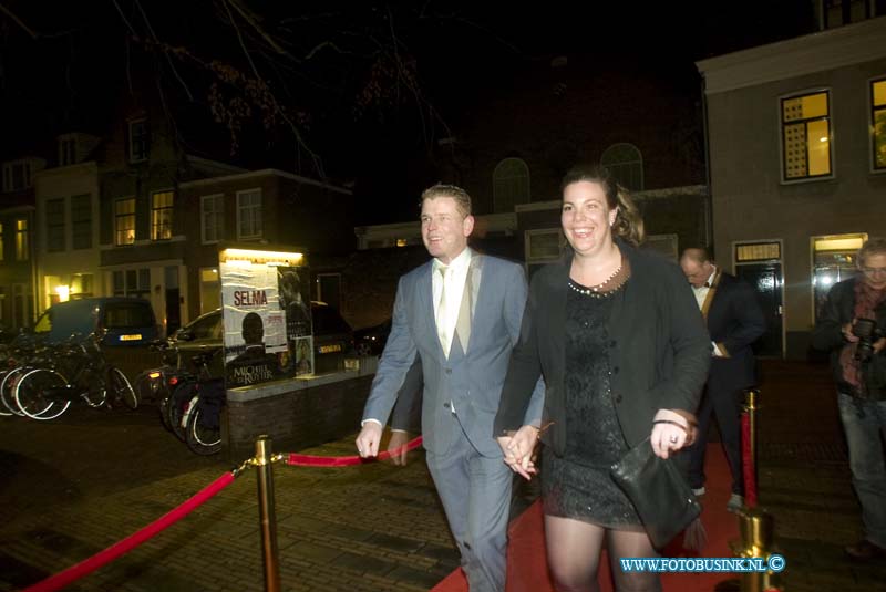 150221305.jpg - FOTOOPDRACHT:Dordrecht:21-02-2015:Zaterdag 21 februari om 20.00 uur rolt Rotaryclub Dordrecht Ter Merwe de rode loper voor de tweede keer uit in Cinema The Movies. Fotografen staan klaar om de bezoekers van dit CineDordt Oscargala als echte sterren te onthalen. Paparazzo Busink heeft al zijn lenzen in de aanslag. Alle gasten worden bij binnenkomst ontvangen met een glaasje bubbels. Daarna wordt in alle vier de zalen een verrassingsfilm gedraaid, die nominaties heeft gekregen voor één van de Oscars. Vanaf ca. 23.00 uur is er een afterparty met muziek en dans. Rond middernacht vinden de CineDordt Oscaruitreikingen plaats aan het mooist geklede koppel en degene met de meest verrassende bril. De opbrengst van de avond gaat naar een goed doel. Dit jaar is dat Stichting Zienderogen, die zich wereldwijd inzet voor de allerarmste blinden en slechtzienden door hiervoor speciale missies te organiseren.Deze digitale foto blijft eigendom van FOTOPERSBURO BUSINK. Wij hanteren de voorwaarden van het N.V.F. en N.V.J. Gebruik van deze foto impliceert dat u bekend bent  en akkoord gaat met deze voorwaarden bij publicatie.EB/ETIENNE BUSINK