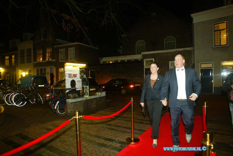 150221306.jpg - FOTOOPDRACHT:Dordrecht:21-02-2015:Zaterdag 21 februari om 20.00 uur rolt Rotaryclub Dordrecht Ter Merwe de rode loper voor de tweede keer uit in Cinema The Movies. Fotografen staan klaar om de bezoekers van dit CineDordt Oscargala als echte sterren te onthalen. Paparazzo Busink heeft al zijn lenzen in de aanslag. Alle gasten worden bij binnenkomst ontvangen met een glaasje bubbels. Daarna wordt in alle vier de zalen een verrassingsfilm gedraaid, die nominaties heeft gekregen voor één van de Oscars. Vanaf ca. 23.00 uur is er een afterparty met muziek en dans. Rond middernacht vinden de CineDordt Oscaruitreikingen plaats aan het mooist geklede koppel en degene met de meest verrassende bril. De opbrengst van de avond gaat naar een goed doel. Dit jaar is dat Stichting Zienderogen, die zich wereldwijd inzet voor de allerarmste blinden en slechtzienden door hiervoor speciale missies te organiseren.Deze digitale foto blijft eigendom van FOTOPERSBURO BUSINK. Wij hanteren de voorwaarden van het N.V.F. en N.V.J. Gebruik van deze foto impliceert dat u bekend bent  en akkoord gaat met deze voorwaarden bij publicatie.EB/ETIENNE BUSINK