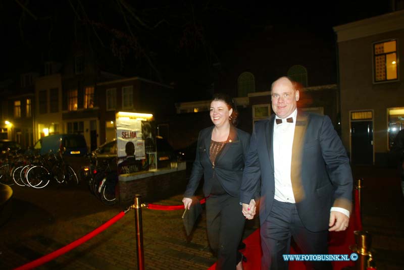 150221307.jpg - FOTOOPDRACHT:Dordrecht:21-02-2015:Zaterdag 21 februari om 20.00 uur rolt Rotaryclub Dordrecht Ter Merwe de rode loper voor de tweede keer uit in Cinema The Movies. Fotografen staan klaar om de bezoekers van dit CineDordt Oscargala als echte sterren te onthalen. Paparazzo Busink heeft al zijn lenzen in de aanslag. Alle gasten worden bij binnenkomst ontvangen met een glaasje bubbels. Daarna wordt in alle vier de zalen een verrassingsfilm gedraaid, die nominaties heeft gekregen voor één van de Oscars. Vanaf ca. 23.00 uur is er een afterparty met muziek en dans. Rond middernacht vinden de CineDordt Oscaruitreikingen plaats aan het mooist geklede koppel en degene met de meest verrassende bril. De opbrengst van de avond gaat naar een goed doel. Dit jaar is dat Stichting Zienderogen, die zich wereldwijd inzet voor de allerarmste blinden en slechtzienden door hiervoor speciale missies te organiseren.Deze digitale foto blijft eigendom van FOTOPERSBURO BUSINK. Wij hanteren de voorwaarden van het N.V.F. en N.V.J. Gebruik van deze foto impliceert dat u bekend bent  en akkoord gaat met deze voorwaarden bij publicatie.EB/ETIENNE BUSINK