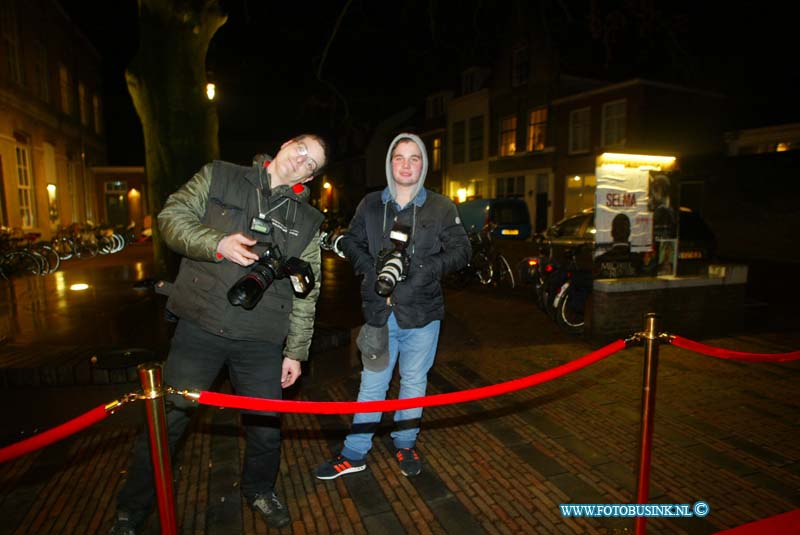 150221308.jpg - FOTOOPDRACHT:Dordrecht:21-02-2015:Zaterdag 21 februari om 20.00 uur rolt Rotaryclub Dordrecht Ter Merwe de rode loper voor de tweede keer uit in Cinema The Movies. Fotografen staan klaar om de bezoekers van dit CineDordt Oscargala als echte sterren te onthalen. Paparazzo Busink heeft al zijn lenzen in de aanslag. Alle gasten worden bij binnenkomst ontvangen met een glaasje bubbels. Daarna wordt in alle vier de zalen een verrassingsfilm gedraaid, die nominaties heeft gekregen voor één van de Oscars. Vanaf ca. 23.00 uur is er een afterparty met muziek en dans. Rond middernacht vinden de CineDordt Oscaruitreikingen plaats aan het mooist geklede koppel en degene met de meest verrassende bril. De opbrengst van de avond gaat naar een goed doel. Dit jaar is dat Stichting Zienderogen, die zich wereldwijd inzet voor de allerarmste blinden en slechtzienden door hiervoor speciale missies te organiseren.Deze digitale foto blijft eigendom van FOTOPERSBURO BUSINK. Wij hanteren de voorwaarden van het N.V.F. en N.V.J. Gebruik van deze foto impliceert dat u bekend bent  en akkoord gaat met deze voorwaarden bij publicatie.EB/ETIENNE BUSINK