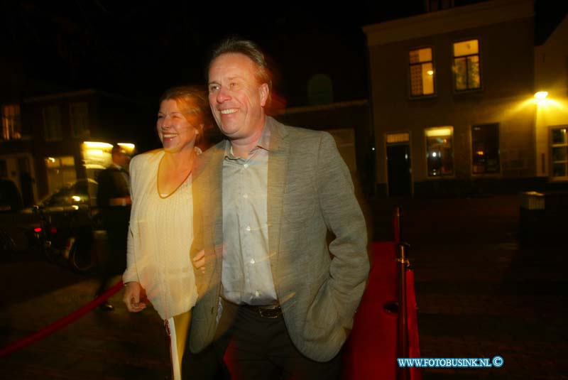 150221309.jpg - FOTOOPDRACHT:Dordrecht:21-02-2015:Zaterdag 21 februari om 20.00 uur rolt Rotaryclub Dordrecht Ter Merwe de rode loper voor de tweede keer uit in Cinema The Movies. Fotografen staan klaar om de bezoekers van dit CineDordt Oscargala als echte sterren te onthalen. Paparazzo Busink heeft al zijn lenzen in de aanslag. Alle gasten worden bij binnenkomst ontvangen met een glaasje bubbels. Daarna wordt in alle vier de zalen een verrassingsfilm gedraaid, die nominaties heeft gekregen voor één van de Oscars. Vanaf ca. 23.00 uur is er een afterparty met muziek en dans. Rond middernacht vinden de CineDordt Oscaruitreikingen plaats aan het mooist geklede koppel en degene met de meest verrassende bril. De opbrengst van de avond gaat naar een goed doel. Dit jaar is dat Stichting Zienderogen, die zich wereldwijd inzet voor de allerarmste blinden en slechtzienden door hiervoor speciale missies te organiseren.Deze digitale foto blijft eigendom van FOTOPERSBURO BUSINK. Wij hanteren de voorwaarden van het N.V.F. en N.V.J. Gebruik van deze foto impliceert dat u bekend bent  en akkoord gaat met deze voorwaarden bij publicatie.EB/ETIENNE BUSINK