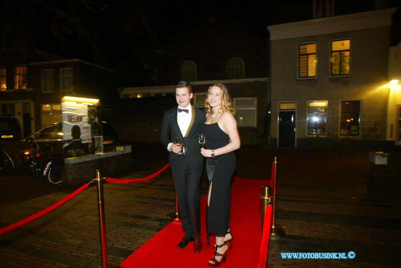 150221314.jpg - FOTOOPDRACHT:Dordrecht:21-02-2015:Zaterdag 21 februari om 20.00 uur rolt Rotaryclub Dordrecht Ter Merwe de rode loper voor de tweede keer uit in Cinema The Movies. Fotografen staan klaar om de bezoekers van dit CineDordt Oscargala als echte sterren te onthalen. Paparazzo Busink heeft al zijn lenzen in de aanslag. Alle gasten worden bij binnenkomst ontvangen met een glaasje bubbels. Daarna wordt in alle vier de zalen een verrassingsfilm gedraaid, die nominaties heeft gekregen voor één van de Oscars. Vanaf ca. 23.00 uur is er een afterparty met muziek en dans. Rond middernacht vinden de CineDordt Oscaruitreikingen plaats aan het mooist geklede koppel en degene met de meest verrassende bril. De opbrengst van de avond gaat naar een goed doel. Dit jaar is dat Stichting Zienderogen, die zich wereldwijd inzet voor de allerarmste blinden en slechtzienden door hiervoor speciale missies te organiseren.Deze digitale foto blijft eigendom van FOTOPERSBURO BUSINK. Wij hanteren de voorwaarden van het N.V.F. en N.V.J. Gebruik van deze foto impliceert dat u bekend bent  en akkoord gaat met deze voorwaarden bij publicatie.EB/ETIENNE BUSINK