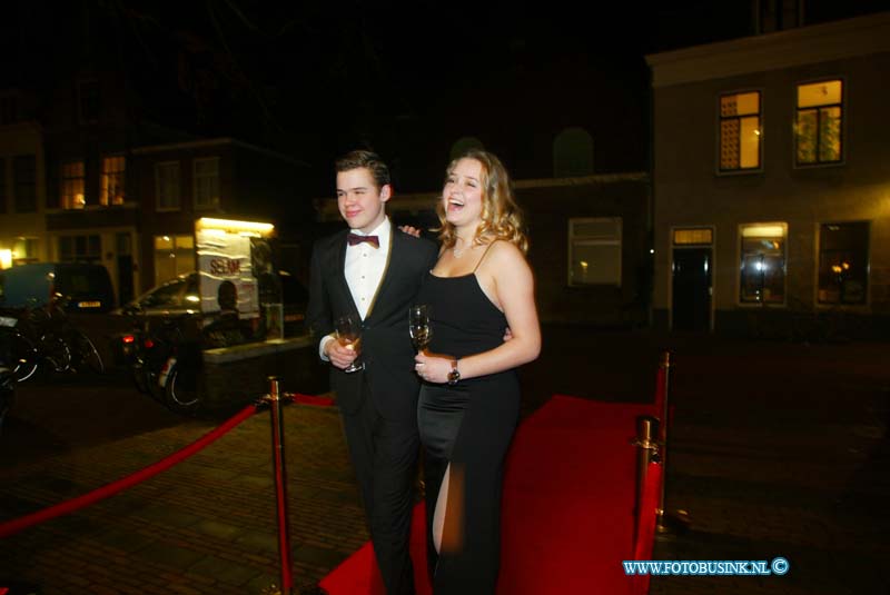 150221315.jpg - FOTOOPDRACHT:Dordrecht:21-02-2015:Zaterdag 21 februari om 20.00 uur rolt Rotaryclub Dordrecht Ter Merwe de rode loper voor de tweede keer uit in Cinema The Movies. Fotografen staan klaar om de bezoekers van dit CineDordt Oscargala als echte sterren te onthalen. Paparazzo Busink heeft al zijn lenzen in de aanslag. Alle gasten worden bij binnenkomst ontvangen met een glaasje bubbels. Daarna wordt in alle vier de zalen een verrassingsfilm gedraaid, die nominaties heeft gekregen voor één van de Oscars. Vanaf ca. 23.00 uur is er een afterparty met muziek en dans. Rond middernacht vinden de CineDordt Oscaruitreikingen plaats aan het mooist geklede koppel en degene met de meest verrassende bril. De opbrengst van de avond gaat naar een goed doel. Dit jaar is dat Stichting Zienderogen, die zich wereldwijd inzet voor de allerarmste blinden en slechtzienden door hiervoor speciale missies te organiseren.Deze digitale foto blijft eigendom van FOTOPERSBURO BUSINK. Wij hanteren de voorwaarden van het N.V.F. en N.V.J. Gebruik van deze foto impliceert dat u bekend bent  en akkoord gaat met deze voorwaarden bij publicatie.EB/ETIENNE BUSINK