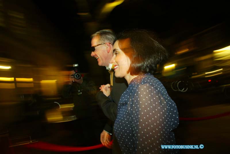 150221322.jpg - FOTOOPDRACHT:Dordrecht:21-02-2015:Zaterdag 21 februari om 20.00 uur rolt Rotaryclub Dordrecht Ter Merwe de rode loper voor de tweede keer uit in Cinema The Movies. Fotografen staan klaar om de bezoekers van dit CineDordt Oscargala als echte sterren te onthalen. Paparazzo Busink heeft al zijn lenzen in de aanslag. Alle gasten worden bij binnenkomst ontvangen met een glaasje bubbels. Daarna wordt in alle vier de zalen een verrassingsfilm gedraaid, die nominaties heeft gekregen voor één van de Oscars. Vanaf ca. 23.00 uur is er een afterparty met muziek en dans. Rond middernacht vinden de CineDordt Oscaruitreikingen plaats aan het mooist geklede koppel en degene met de meest verrassende bril. De opbrengst van de avond gaat naar een goed doel. Dit jaar is dat Stichting Zienderogen, die zich wereldwijd inzet voor de allerarmste blinden en slechtzienden door hiervoor speciale missies te organiseren.Deze digitale foto blijft eigendom van FOTOPERSBURO BUSINK. Wij hanteren de voorwaarden van het N.V.F. en N.V.J. Gebruik van deze foto impliceert dat u bekend bent  en akkoord gaat met deze voorwaarden bij publicatie.EB/ETIENNE BUSINK