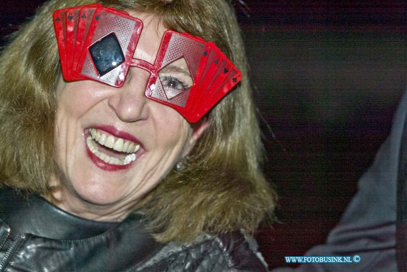 150221329.jpg - FOTOOPDRACHT:Dordrecht:21-02-2015:Zaterdag 21 februari om 20.00 uur rolt Rotaryclub Dordrecht Ter Merwe de rode loper voor de tweede keer uit in Cinema The Movies. Fotografen staan klaar om de bezoekers van dit CineDordt Oscargala als echte sterren te onthalen. Paparazzo Busink heeft al zijn lenzen in de aanslag. Alle gasten worden bij binnenkomst ontvangen met een glaasje bubbels. Daarna wordt in alle vier de zalen een verrassingsfilm gedraaid, die nominaties heeft gekregen voor één van de Oscars. Vanaf ca. 23.00 uur is er een afterparty met muziek en dans. Rond middernacht vinden de CineDordt Oscaruitreikingen plaats aan het mooist geklede koppel en degene met de meest verrassende bril. De opbrengst van de avond gaat naar een goed doel. Dit jaar is dat Stichting Zienderogen, die zich wereldwijd inzet voor de allerarmste blinden en slechtzienden door hiervoor speciale missies te organiseren.Deze digitale foto blijft eigendom van FOTOPERSBURO BUSINK. Wij hanteren de voorwaarden van het N.V.F. en N.V.J. Gebruik van deze foto impliceert dat u bekend bent  en akkoord gaat met deze voorwaarden bij publicatie.EB/ETIENNE BUSINK