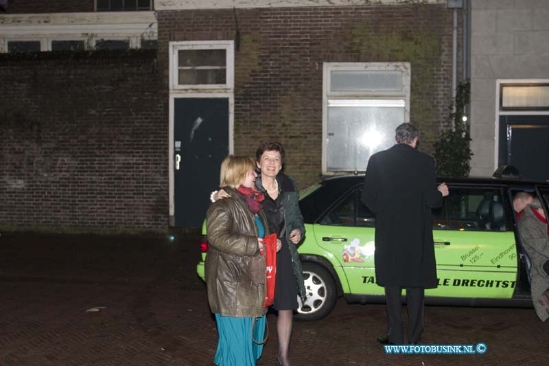 150221567.jpg - FOTOOPDRACHT:Dordrecht:21-02-2015:Zaterdag 21 februari om 20.00 uur rolt Rotaryclub Dordrecht Ter Merwe de rode loper voor de tweede keer uit in Cinema The Movies. Fotografen staan klaar om de bezoekers van dit CineDordt Oscargala als echte sterren te onthalen. Paparazzo Busink heeft al zijn lenzen in de aanslag. Alle gasten worden bij binnenkomst ontvangen met een glaasje bubbels. Daarna wordt in alle vier de zalen een verrassingsfilm gedraaid, die nominaties heeft gekregen voor één van de Oscars. Vanaf ca. 23.00 uur is er een afterparty met muziek en dans. Rond middernacht vinden de CineDordt Oscaruitreikingen plaats aan het mooist geklede koppel en degene met de meest verrassende bril. De opbrengst van de avond gaat naar een goed doel. Dit jaar is dat Stichting Zienderogen, die zich wereldwijd inzet voor de allerarmste blinden en slechtzienden door hiervoor speciale missies te organiseren.Deze digitale foto blijft eigendom van FOTOPERSBURO BUSINK. Wij hanteren de voorwaarden van het N.V.F. en N.V.J. Gebruik van deze foto impliceert dat u bekend bent  en akkoord gaat met deze voorwaarden bij publicatie.EB/ETIENNE BUSINK