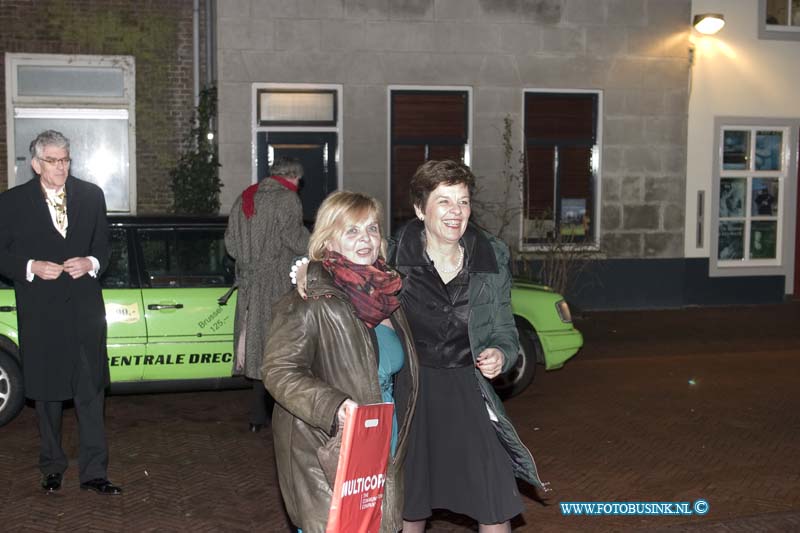 150221568.jpg - FOTOOPDRACHT:Dordrecht:21-02-2015:Zaterdag 21 februari om 20.00 uur rolt Rotaryclub Dordrecht Ter Merwe de rode loper voor de tweede keer uit in Cinema The Movies. Fotografen staan klaar om de bezoekers van dit CineDordt Oscargala als echte sterren te onthalen. Paparazzo Busink heeft al zijn lenzen in de aanslag. Alle gasten worden bij binnenkomst ontvangen met een glaasje bubbels. Daarna wordt in alle vier de zalen een verrassingsfilm gedraaid, die nominaties heeft gekregen voor één van de Oscars. Vanaf ca. 23.00 uur is er een afterparty met muziek en dans. Rond middernacht vinden de CineDordt Oscaruitreikingen plaats aan het mooist geklede koppel en degene met de meest verrassende bril. De opbrengst van de avond gaat naar een goed doel. Dit jaar is dat Stichting Zienderogen, die zich wereldwijd inzet voor de allerarmste blinden en slechtzienden door hiervoor speciale missies te organiseren.Deze digitale foto blijft eigendom van FOTOPERSBURO BUSINK. Wij hanteren de voorwaarden van het N.V.F. en N.V.J. Gebruik van deze foto impliceert dat u bekend bent  en akkoord gaat met deze voorwaarden bij publicatie.EB/ETIENNE BUSINK