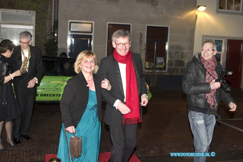 150221570.jpg - FOTOOPDRACHT:Dordrecht:21-02-2015:Zaterdag 21 februari om 20.00 uur rolt Rotaryclub Dordrecht Ter Merwe de rode loper voor de tweede keer uit in Cinema The Movies. Fotografen staan klaar om de bezoekers van dit CineDordt Oscargala als echte sterren te onthalen. Paparazzo Busink heeft al zijn lenzen in de aanslag. Alle gasten worden bij binnenkomst ontvangen met een glaasje bubbels. Daarna wordt in alle vier de zalen een verrassingsfilm gedraaid, die nominaties heeft gekregen voor één van de Oscars. Vanaf ca. 23.00 uur is er een afterparty met muziek en dans. Rond middernacht vinden de CineDordt Oscaruitreikingen plaats aan het mooist geklede koppel en degene met de meest verrassende bril. De opbrengst van de avond gaat naar een goed doel. Dit jaar is dat Stichting Zienderogen, die zich wereldwijd inzet voor de allerarmste blinden en slechtzienden door hiervoor speciale missies te organiseren.Deze digitale foto blijft eigendom van FOTOPERSBURO BUSINK. Wij hanteren de voorwaarden van het N.V.F. en N.V.J. Gebruik van deze foto impliceert dat u bekend bent  en akkoord gaat met deze voorwaarden bij publicatie.EB/ETIENNE BUSINK