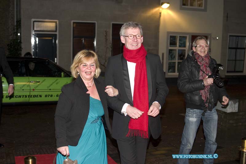 150221571.jpg - FOTOOPDRACHT:Dordrecht:21-02-2015:Zaterdag 21 februari om 20.00 uur rolt Rotaryclub Dordrecht Ter Merwe de rode loper voor de tweede keer uit in Cinema The Movies. Fotografen staan klaar om de bezoekers van dit CineDordt Oscargala als echte sterren te onthalen. Paparazzo Busink heeft al zijn lenzen in de aanslag. Alle gasten worden bij binnenkomst ontvangen met een glaasje bubbels. Daarna wordt in alle vier de zalen een verrassingsfilm gedraaid, die nominaties heeft gekregen voor één van de Oscars. Vanaf ca. 23.00 uur is er een afterparty met muziek en dans. Rond middernacht vinden de CineDordt Oscaruitreikingen plaats aan het mooist geklede koppel en degene met de meest verrassende bril. De opbrengst van de avond gaat naar een goed doel. Dit jaar is dat Stichting Zienderogen, die zich wereldwijd inzet voor de allerarmste blinden en slechtzienden door hiervoor speciale missies te organiseren.Deze digitale foto blijft eigendom van FOTOPERSBURO BUSINK. Wij hanteren de voorwaarden van het N.V.F. en N.V.J. Gebruik van deze foto impliceert dat u bekend bent  en akkoord gaat met deze voorwaarden bij publicatie.EB/ETIENNE BUSINK