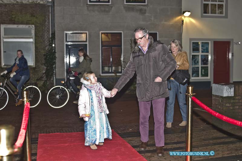 150221575.jpg - FOTOOPDRACHT:Dordrecht:21-02-2015:Zaterdag 21 februari om 20.00 uur rolt Rotaryclub Dordrecht Ter Merwe de rode loper voor de tweede keer uit in Cinema The Movies. Fotografen staan klaar om de bezoekers van dit CineDordt Oscargala als echte sterren te onthalen. Paparazzo Busink heeft al zijn lenzen in de aanslag. Alle gasten worden bij binnenkomst ontvangen met een glaasje bubbels. Daarna wordt in alle vier de zalen een verrassingsfilm gedraaid, die nominaties heeft gekregen voor één van de Oscars. Vanaf ca. 23.00 uur is er een afterparty met muziek en dans. Rond middernacht vinden de CineDordt Oscaruitreikingen plaats aan het mooist geklede koppel en degene met de meest verrassende bril. De opbrengst van de avond gaat naar een goed doel. Dit jaar is dat Stichting Zienderogen, die zich wereldwijd inzet voor de allerarmste blinden en slechtzienden door hiervoor speciale missies te organiseren.Deze digitale foto blijft eigendom van FOTOPERSBURO BUSINK. Wij hanteren de voorwaarden van het N.V.F. en N.V.J. Gebruik van deze foto impliceert dat u bekend bent  en akkoord gaat met deze voorwaarden bij publicatie.EB/ETIENNE BUSINK