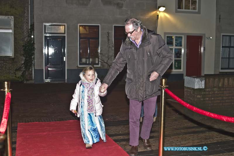 150221576.jpg - FOTOOPDRACHT:Dordrecht:21-02-2015:Zaterdag 21 februari om 20.00 uur rolt Rotaryclub Dordrecht Ter Merwe de rode loper voor de tweede keer uit in Cinema The Movies. Fotografen staan klaar om de bezoekers van dit CineDordt Oscargala als echte sterren te onthalen. Paparazzo Busink heeft al zijn lenzen in de aanslag. Alle gasten worden bij binnenkomst ontvangen met een glaasje bubbels. Daarna wordt in alle vier de zalen een verrassingsfilm gedraaid, die nominaties heeft gekregen voor één van de Oscars. Vanaf ca. 23.00 uur is er een afterparty met muziek en dans. Rond middernacht vinden de CineDordt Oscaruitreikingen plaats aan het mooist geklede koppel en degene met de meest verrassende bril. De opbrengst van de avond gaat naar een goed doel. Dit jaar is dat Stichting Zienderogen, die zich wereldwijd inzet voor de allerarmste blinden en slechtzienden door hiervoor speciale missies te organiseren.Deze digitale foto blijft eigendom van FOTOPERSBURO BUSINK. Wij hanteren de voorwaarden van het N.V.F. en N.V.J. Gebruik van deze foto impliceert dat u bekend bent  en akkoord gaat met deze voorwaarden bij publicatie.EB/ETIENNE BUSINK