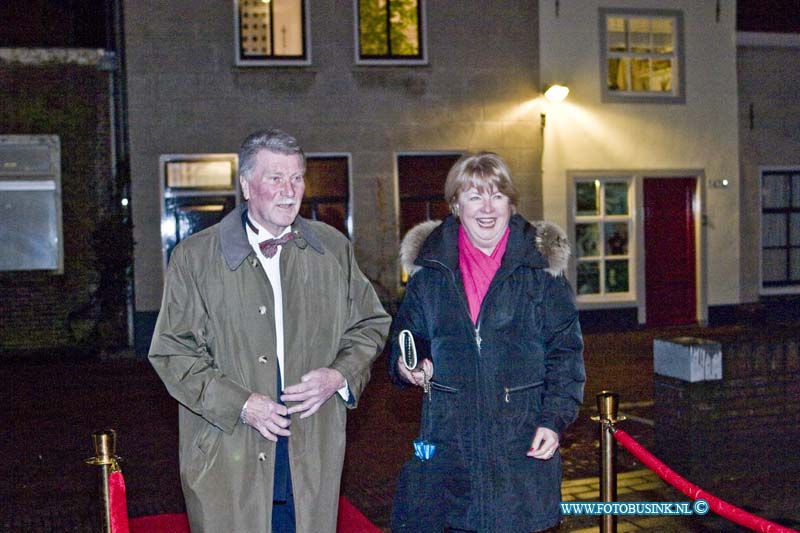 150221579.jpg - FOTOOPDRACHT:Dordrecht:21-02-2015:Zaterdag 21 februari om 20.00 uur rolt Rotaryclub Dordrecht Ter Merwe de rode loper voor de tweede keer uit in Cinema The Movies. Fotografen staan klaar om de bezoekers van dit CineDordt Oscargala als echte sterren te onthalen. Paparazzo Busink heeft al zijn lenzen in de aanslag. Alle gasten worden bij binnenkomst ontvangen met een glaasje bubbels. Daarna wordt in alle vier de zalen een verrassingsfilm gedraaid, die nominaties heeft gekregen voor één van de Oscars. Vanaf ca. 23.00 uur is er een afterparty met muziek en dans. Rond middernacht vinden de CineDordt Oscaruitreikingen plaats aan het mooist geklede koppel en degene met de meest verrassende bril. De opbrengst van de avond gaat naar een goed doel. Dit jaar is dat Stichting Zienderogen, die zich wereldwijd inzet voor de allerarmste blinden en slechtzienden door hiervoor speciale missies te organiseren.Deze digitale foto blijft eigendom van FOTOPERSBURO BUSINK. Wij hanteren de voorwaarden van het N.V.F. en N.V.J. Gebruik van deze foto impliceert dat u bekend bent  en akkoord gaat met deze voorwaarden bij publicatie.EB/ETIENNE BUSINK
