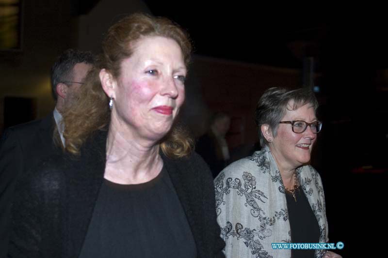 150221590.jpg - FOTOOPDRACHT:Dordrecht:21-02-2015:Zaterdag 21 februari om 20.00 uur rolt Rotaryclub Dordrecht Ter Merwe de rode loper voor de tweede keer uit in Cinema The Movies. Fotografen staan klaar om de bezoekers van dit CineDordt Oscargala als echte sterren te onthalen. Paparazzo Busink heeft al zijn lenzen in de aanslag. Alle gasten worden bij binnenkomst ontvangen met een glaasje bubbels. Daarna wordt in alle vier de zalen een verrassingsfilm gedraaid, die nominaties heeft gekregen voor één van de Oscars. Vanaf ca. 23.00 uur is er een afterparty met muziek en dans. Rond middernacht vinden de CineDordt Oscaruitreikingen plaats aan het mooist geklede koppel en degene met de meest verrassende bril. De opbrengst van de avond gaat naar een goed doel. Dit jaar is dat Stichting Zienderogen, die zich wereldwijd inzet voor de allerarmste blinden en slechtzienden door hiervoor speciale missies te organiseren.Deze digitale foto blijft eigendom van FOTOPERSBURO BUSINK. Wij hanteren de voorwaarden van het N.V.F. en N.V.J. Gebruik van deze foto impliceert dat u bekend bent  en akkoord gaat met deze voorwaarden bij publicatie.EB/ETIENNE BUSINK