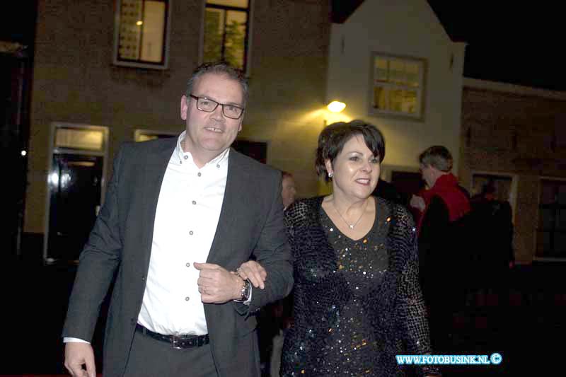 150221601.jpg - FOTOOPDRACHT:Dordrecht:21-02-2015:Zaterdag 21 februari om 20.00 uur rolt Rotaryclub Dordrecht Ter Merwe de rode loper voor de tweede keer uit in Cinema The Movies. Fotografen staan klaar om de bezoekers van dit CineDordt Oscargala als echte sterren te onthalen. Paparazzo Busink heeft al zijn lenzen in de aanslag. Alle gasten worden bij binnenkomst ontvangen met een glaasje bubbels. Daarna wordt in alle vier de zalen een verrassingsfilm gedraaid, die nominaties heeft gekregen voor één van de Oscars. Vanaf ca. 23.00 uur is er een afterparty met muziek en dans. Rond middernacht vinden de CineDordt Oscaruitreikingen plaats aan het mooist geklede koppel en degene met de meest verrassende bril. De opbrengst van de avond gaat naar een goed doel. Dit jaar is dat Stichting Zienderogen, die zich wereldwijd inzet voor de allerarmste blinden en slechtzienden door hiervoor speciale missies te organiseren.Deze digitale foto blijft eigendom van FOTOPERSBURO BUSINK. Wij hanteren de voorwaarden van het N.V.F. en N.V.J. Gebruik van deze foto impliceert dat u bekend bent  en akkoord gaat met deze voorwaarden bij publicatie.EB/ETIENNE BUSINK