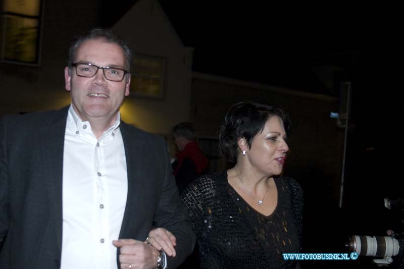 150221602.jpg - FOTOOPDRACHT:Dordrecht:21-02-2015:Zaterdag 21 februari om 20.00 uur rolt Rotaryclub Dordrecht Ter Merwe de rode loper voor de tweede keer uit in Cinema The Movies. Fotografen staan klaar om de bezoekers van dit CineDordt Oscargala als echte sterren te onthalen. Paparazzo Busink heeft al zijn lenzen in de aanslag. Alle gasten worden bij binnenkomst ontvangen met een glaasje bubbels. Daarna wordt in alle vier de zalen een verrassingsfilm gedraaid, die nominaties heeft gekregen voor één van de Oscars. Vanaf ca. 23.00 uur is er een afterparty met muziek en dans. Rond middernacht vinden de CineDordt Oscaruitreikingen plaats aan het mooist geklede koppel en degene met de meest verrassende bril. De opbrengst van de avond gaat naar een goed doel. Dit jaar is dat Stichting Zienderogen, die zich wereldwijd inzet voor de allerarmste blinden en slechtzienden door hiervoor speciale missies te organiseren.Deze digitale foto blijft eigendom van FOTOPERSBURO BUSINK. Wij hanteren de voorwaarden van het N.V.F. en N.V.J. Gebruik van deze foto impliceert dat u bekend bent  en akkoord gaat met deze voorwaarden bij publicatie.EB/ETIENNE BUSINK