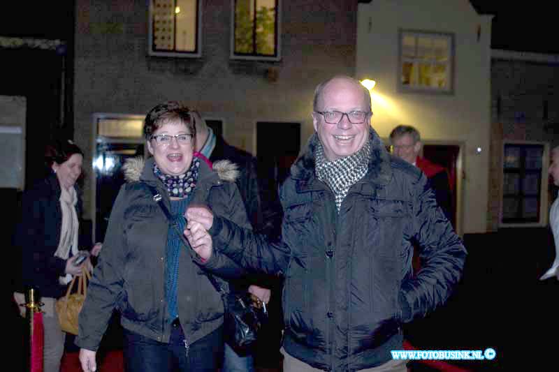 150221613.jpg - FOTOOPDRACHT:Dordrecht:21-02-2015:Zaterdag 21 februari om 20.00 uur rolt Rotaryclub Dordrecht Ter Merwe de rode loper voor de tweede keer uit in Cinema The Movies. Fotografen staan klaar om de bezoekers van dit CineDordt Oscargala als echte sterren te onthalen. Paparazzo Busink heeft al zijn lenzen in de aanslag. Alle gasten worden bij binnenkomst ontvangen met een glaasje bubbels. Daarna wordt in alle vier de zalen een verrassingsfilm gedraaid, die nominaties heeft gekregen voor één van de Oscars. Vanaf ca. 23.00 uur is er een afterparty met muziek en dans. Rond middernacht vinden de CineDordt Oscaruitreikingen plaats aan het mooist geklede koppel en degene met de meest verrassende bril. De opbrengst van de avond gaat naar een goed doel. Dit jaar is dat Stichting Zienderogen, die zich wereldwijd inzet voor de allerarmste blinden en slechtzienden door hiervoor speciale missies te organiseren.Deze digitale foto blijft eigendom van FOTOPERSBURO BUSINK. Wij hanteren de voorwaarden van het N.V.F. en N.V.J. Gebruik van deze foto impliceert dat u bekend bent  en akkoord gaat met deze voorwaarden bij publicatie.EB/ETIENNE BUSINK