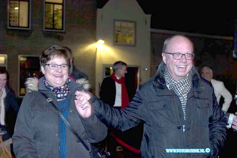 150221614.jpg - FOTOOPDRACHT:Dordrecht:21-02-2015:Zaterdag 21 februari om 20.00 uur rolt Rotaryclub Dordrecht Ter Merwe de rode loper voor de tweede keer uit in Cinema The Movies. Fotografen staan klaar om de bezoekers van dit CineDordt Oscargala als echte sterren te onthalen. Paparazzo Busink heeft al zijn lenzen in de aanslag. Alle gasten worden bij binnenkomst ontvangen met een glaasje bubbels. Daarna wordt in alle vier de zalen een verrassingsfilm gedraaid, die nominaties heeft gekregen voor één van de Oscars. Vanaf ca. 23.00 uur is er een afterparty met muziek en dans. Rond middernacht vinden de CineDordt Oscaruitreikingen plaats aan het mooist geklede koppel en degene met de meest verrassende bril. De opbrengst van de avond gaat naar een goed doel. Dit jaar is dat Stichting Zienderogen, die zich wereldwijd inzet voor de allerarmste blinden en slechtzienden door hiervoor speciale missies te organiseren.Deze digitale foto blijft eigendom van FOTOPERSBURO BUSINK. Wij hanteren de voorwaarden van het N.V.F. en N.V.J. Gebruik van deze foto impliceert dat u bekend bent  en akkoord gaat met deze voorwaarden bij publicatie.EB/ETIENNE BUSINK