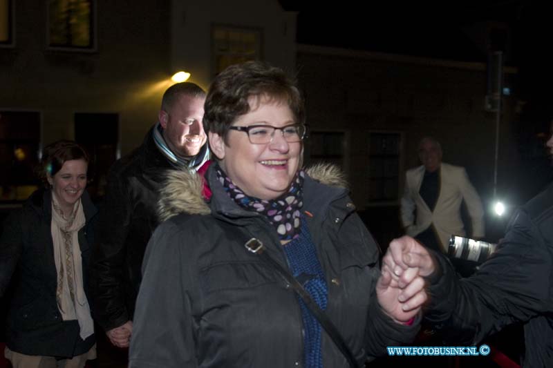 150221615.jpg - FOTOOPDRACHT:Dordrecht:21-02-2015:Zaterdag 21 februari om 20.00 uur rolt Rotaryclub Dordrecht Ter Merwe de rode loper voor de tweede keer uit in Cinema The Movies. Fotografen staan klaar om de bezoekers van dit CineDordt Oscargala als echte sterren te onthalen. Paparazzo Busink heeft al zijn lenzen in de aanslag. Alle gasten worden bij binnenkomst ontvangen met een glaasje bubbels. Daarna wordt in alle vier de zalen een verrassingsfilm gedraaid, die nominaties heeft gekregen voor één van de Oscars. Vanaf ca. 23.00 uur is er een afterparty met muziek en dans. Rond middernacht vinden de CineDordt Oscaruitreikingen plaats aan het mooist geklede koppel en degene met de meest verrassende bril. De opbrengst van de avond gaat naar een goed doel. Dit jaar is dat Stichting Zienderogen, die zich wereldwijd inzet voor de allerarmste blinden en slechtzienden door hiervoor speciale missies te organiseren.Deze digitale foto blijft eigendom van FOTOPERSBURO BUSINK. Wij hanteren de voorwaarden van het N.V.F. en N.V.J. Gebruik van deze foto impliceert dat u bekend bent  en akkoord gaat met deze voorwaarden bij publicatie.EB/ETIENNE BUSINK