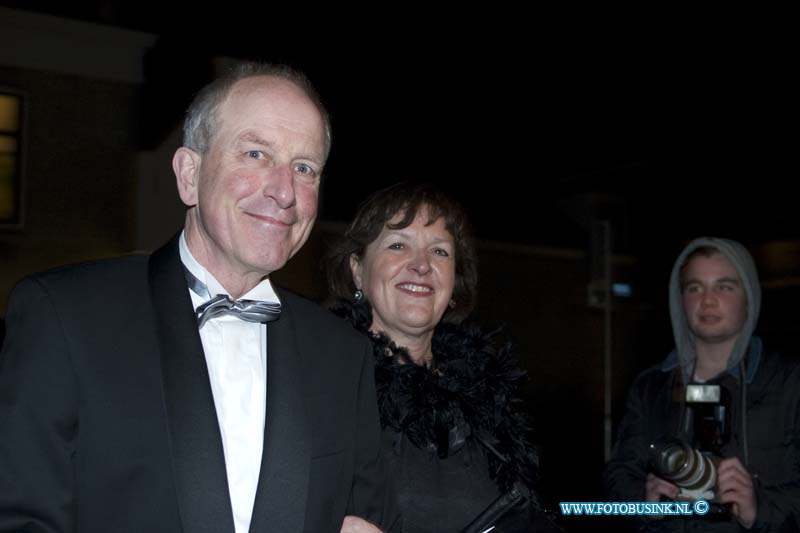 150221619.jpg - FOTOOPDRACHT:Dordrecht:21-02-2015:Zaterdag 21 februari om 20.00 uur rolt Rotaryclub Dordrecht Ter Merwe de rode loper voor de tweede keer uit in Cinema The Movies. Fotografen staan klaar om de bezoekers van dit CineDordt Oscargala als echte sterren te onthalen. Paparazzo Busink heeft al zijn lenzen in de aanslag. Alle gasten worden bij binnenkomst ontvangen met een glaasje bubbels. Daarna wordt in alle vier de zalen een verrassingsfilm gedraaid, die nominaties heeft gekregen voor één van de Oscars. Vanaf ca. 23.00 uur is er een afterparty met muziek en dans. Rond middernacht vinden de CineDordt Oscaruitreikingen plaats aan het mooist geklede koppel en degene met de meest verrassende bril. De opbrengst van de avond gaat naar een goed doel. Dit jaar is dat Stichting Zienderogen, die zich wereldwijd inzet voor de allerarmste blinden en slechtzienden door hiervoor speciale missies te organiseren.Deze digitale foto blijft eigendom van FOTOPERSBURO BUSINK. Wij hanteren de voorwaarden van het N.V.F. en N.V.J. Gebruik van deze foto impliceert dat u bekend bent  en akkoord gaat met deze voorwaarden bij publicatie.EB/ETIENNE BUSINK