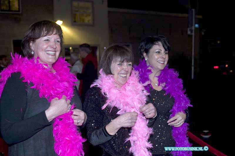 150221630.jpg - FOTOOPDRACHT:Dordrecht:21-02-2015:Zaterdag 21 februari om 20.00 uur rolt Rotaryclub Dordrecht Ter Merwe de rode loper voor de tweede keer uit in Cinema The Movies. Fotografen staan klaar om de bezoekers van dit CineDordt Oscargala als echte sterren te onthalen. Paparazzo Busink heeft al zijn lenzen in de aanslag. Alle gasten worden bij binnenkomst ontvangen met een glaasje bubbels. Daarna wordt in alle vier de zalen een verrassingsfilm gedraaid, die nominaties heeft gekregen voor één van de Oscars. Vanaf ca. 23.00 uur is er een afterparty met muziek en dans. Rond middernacht vinden de CineDordt Oscaruitreikingen plaats aan het mooist geklede koppel en degene met de meest verrassende bril. De opbrengst van de avond gaat naar een goed doel. Dit jaar is dat Stichting Zienderogen, die zich wereldwijd inzet voor de allerarmste blinden en slechtzienden door hiervoor speciale missies te organiseren.Deze digitale foto blijft eigendom van FOTOPERSBURO BUSINK. Wij hanteren de voorwaarden van het N.V.F. en N.V.J. Gebruik van deze foto impliceert dat u bekend bent  en akkoord gaat met deze voorwaarden bij publicatie.EB/ETIENNE BUSINK