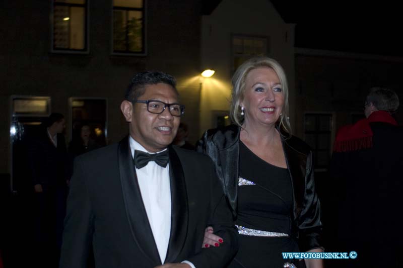 150221637.jpg - FOTOOPDRACHT:Dordrecht:21-02-2015:Zaterdag 21 februari om 20.00 uur rolt Rotaryclub Dordrecht Ter Merwe de rode loper voor de tweede keer uit in Cinema The Movies. Fotografen staan klaar om de bezoekers van dit CineDordt Oscargala als echte sterren te onthalen. Paparazzo Busink heeft al zijn lenzen in de aanslag. Alle gasten worden bij binnenkomst ontvangen met een glaasje bubbels. Daarna wordt in alle vier de zalen een verrassingsfilm gedraaid, die nominaties heeft gekregen voor één van de Oscars. Vanaf ca. 23.00 uur is er een afterparty met muziek en dans. Rond middernacht vinden de CineDordt Oscaruitreikingen plaats aan het mooist geklede koppel en degene met de meest verrassende bril. De opbrengst van de avond gaat naar een goed doel. Dit jaar is dat Stichting Zienderogen, die zich wereldwijd inzet voor de allerarmste blinden en slechtzienden door hiervoor speciale missies te organiseren.Deze digitale foto blijft eigendom van FOTOPERSBURO BUSINK. Wij hanteren de voorwaarden van het N.V.F. en N.V.J. Gebruik van deze foto impliceert dat u bekend bent  en akkoord gaat met deze voorwaarden bij publicatie.EB/ETIENNE BUSINK