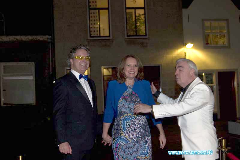 150221665.jpg - FOTOOPDRACHT:Dordrecht:21-02-2015:Zaterdag 21 februari om 20.00 uur rolt Rotaryclub Dordrecht Ter Merwe de rode loper voor de tweede keer uit in Cinema The Movies. Fotografen staan klaar om de bezoekers van dit CineDordt Oscargala als echte sterren te onthalen. Paparazzo Busink heeft al zijn lenzen in de aanslag. Alle gasten worden bij binnenkomst ontvangen met een glaasje bubbels. Daarna wordt in alle vier de zalen een verrassingsfilm gedraaid, die nominaties heeft gekregen voor één van de Oscars. Vanaf ca. 23.00 uur is er een afterparty met muziek en dans. Rond middernacht vinden de CineDordt Oscaruitreikingen plaats aan het mooist geklede koppel en degene met de meest verrassende bril. De opbrengst van de avond gaat naar een goed doel. Dit jaar is dat Stichting Zienderogen, die zich wereldwijd inzet voor de allerarmste blinden en slechtzienden door hiervoor speciale missies te organiseren.Deze digitale foto blijft eigendom van FOTOPERSBURO BUSINK. Wij hanteren de voorwaarden van het N.V.F. en N.V.J. Gebruik van deze foto impliceert dat u bekend bent  en akkoord gaat met deze voorwaarden bij publicatie.EB/ETIENNE BUSINK