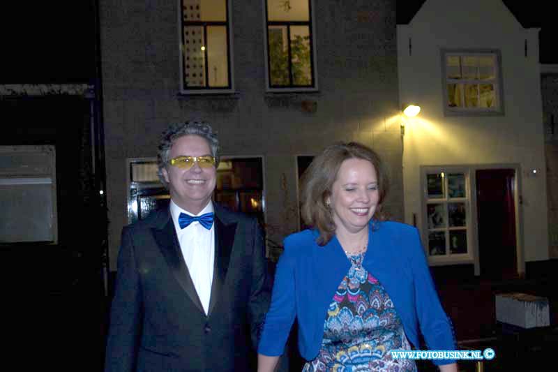 150221667.jpg - FOTOOPDRACHT:Dordrecht:21-02-2015:Zaterdag 21 februari om 20.00 uur rolt Rotaryclub Dordrecht Ter Merwe de rode loper voor de tweede keer uit in Cinema The Movies. Fotografen staan klaar om de bezoekers van dit CineDordt Oscargala als echte sterren te onthalen. Paparazzo Busink heeft al zijn lenzen in de aanslag. Alle gasten worden bij binnenkomst ontvangen met een glaasje bubbels. Daarna wordt in alle vier de zalen een verrassingsfilm gedraaid, die nominaties heeft gekregen voor één van de Oscars. Vanaf ca. 23.00 uur is er een afterparty met muziek en dans. Rond middernacht vinden de CineDordt Oscaruitreikingen plaats aan het mooist geklede koppel en degene met de meest verrassende bril. De opbrengst van de avond gaat naar een goed doel. Dit jaar is dat Stichting Zienderogen, die zich wereldwijd inzet voor de allerarmste blinden en slechtzienden door hiervoor speciale missies te organiseren.Deze digitale foto blijft eigendom van FOTOPERSBURO BUSINK. Wij hanteren de voorwaarden van het N.V.F. en N.V.J. Gebruik van deze foto impliceert dat u bekend bent  en akkoord gaat met deze voorwaarden bij publicatie.EB/ETIENNE BUSINK