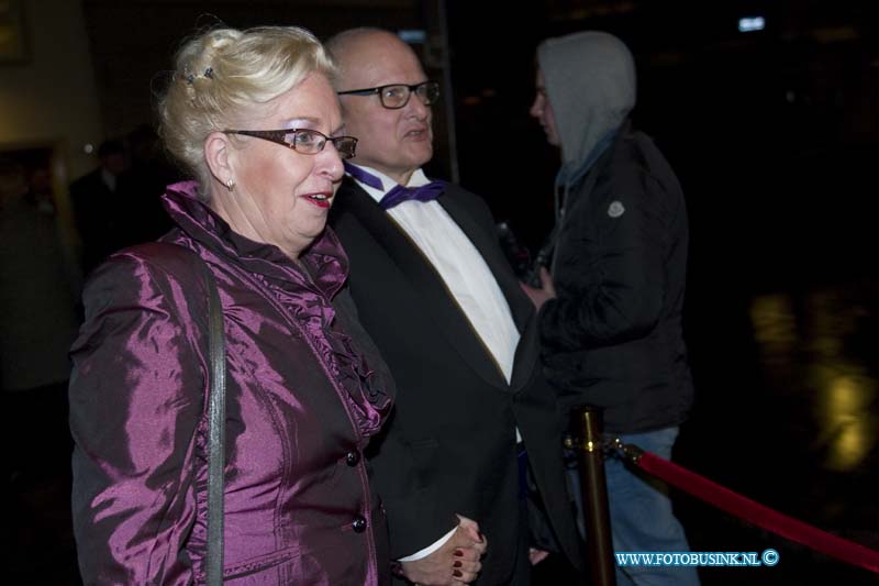 150221677.jpg - FOTOOPDRACHT:Dordrecht:21-02-2015:Zaterdag 21 februari om 20.00 uur rolt Rotaryclub Dordrecht Ter Merwe de rode loper voor de tweede keer uit in Cinema The Movies. Fotografen staan klaar om de bezoekers van dit CineDordt Oscargala als echte sterren te onthalen. Paparazzo Busink heeft al zijn lenzen in de aanslag. Alle gasten worden bij binnenkomst ontvangen met een glaasje bubbels. Daarna wordt in alle vier de zalen een verrassingsfilm gedraaid, die nominaties heeft gekregen voor één van de Oscars. Vanaf ca. 23.00 uur is er een afterparty met muziek en dans. Rond middernacht vinden de CineDordt Oscaruitreikingen plaats aan het mooist geklede koppel en degene met de meest verrassende bril. De opbrengst van de avond gaat naar een goed doel. Dit jaar is dat Stichting Zienderogen, die zich wereldwijd inzet voor de allerarmste blinden en slechtzienden door hiervoor speciale missies te organiseren.Deze digitale foto blijft eigendom van FOTOPERSBURO BUSINK. Wij hanteren de voorwaarden van het N.V.F. en N.V.J. Gebruik van deze foto impliceert dat u bekend bent  en akkoord gaat met deze voorwaarden bij publicatie.EB/ETIENNE BUSINK