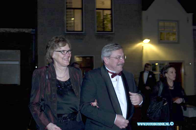 150221710.jpg - FOTOOPDRACHT:Dordrecht:21-02-2015:Zaterdag 21 februari om 20.00 uur rolt Rotaryclub Dordrecht Ter Merwe de rode loper voor de tweede keer uit in Cinema The Movies. Fotografen staan klaar om de bezoekers van dit CineDordt Oscargala als echte sterren te onthalen. Paparazzo Busink heeft al zijn lenzen in de aanslag. Alle gasten worden bij binnenkomst ontvangen met een glaasje bubbels. Daarna wordt in alle vier de zalen een verrassingsfilm gedraaid, die nominaties heeft gekregen voor één van de Oscars. Vanaf ca. 23.00 uur is er een afterparty met muziek en dans. Rond middernacht vinden de CineDordt Oscaruitreikingen plaats aan het mooist geklede koppel en degene met de meest verrassende bril. De opbrengst van de avond gaat naar een goed doel. Dit jaar is dat Stichting Zienderogen, die zich wereldwijd inzet voor de allerarmste blinden en slechtzienden door hiervoor speciale missies te organiseren.Deze digitale foto blijft eigendom van FOTOPERSBURO BUSINK. Wij hanteren de voorwaarden van het N.V.F. en N.V.J. Gebruik van deze foto impliceert dat u bekend bent  en akkoord gaat met deze voorwaarden bij publicatie.EB/ETIENNE BUSINK