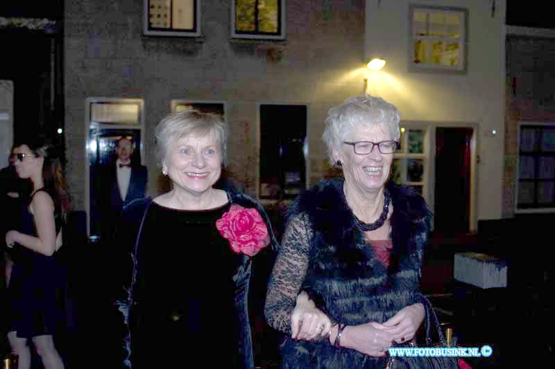 150221749.jpg - FOTOOPDRACHT:Dordrecht:21-02-2015:Zaterdag 21 februari om 20.00 uur rolt Rotaryclub Dordrecht Ter Merwe de rode loper voor de tweede keer uit in Cinema The Movies. Fotografen staan klaar om de bezoekers van dit CineDordt Oscargala als echte sterren te onthalen. Paparazzo Busink heeft al zijn lenzen in de aanslag. Alle gasten worden bij binnenkomst ontvangen met een glaasje bubbels. Daarna wordt in alle vier de zalen een verrassingsfilm gedraaid, die nominaties heeft gekregen voor één van de Oscars. Vanaf ca. 23.00 uur is er een afterparty met muziek en dans. Rond middernacht vinden de CineDordt Oscaruitreikingen plaats aan het mooist geklede koppel en degene met de meest verrassende bril. De opbrengst van de avond gaat naar een goed doel. Dit jaar is dat Stichting Zienderogen, die zich wereldwijd inzet voor de allerarmste blinden en slechtzienden door hiervoor speciale missies te organiseren.Deze digitale foto blijft eigendom van FOTOPERSBURO BUSINK. Wij hanteren de voorwaarden van het N.V.F. en N.V.J. Gebruik van deze foto impliceert dat u bekend bent  en akkoord gaat met deze voorwaarden bij publicatie.EB/ETIENNE BUSINK