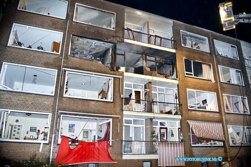 15020105.jpg - FOTOOPDRACHT:Rotterdam:01-02-2015:Explosies met grote brand in flatgebouw in Moddermanstraat Schiebroek Rotterdam. De hulpdiensten zijn zondagmiddag groots uitgerukt. Door nog onbekende oorzaak ontstonden er meerdere explosies op de derde etage van het flatgebouw. De brandweer heeft opgeschaald naar Zeer grote brand en GRIP 2 situatie. Volgens meerdere getuigen is er uit een van de woningen een man gewond uit het pand gehaald. Hoe de brand heeft kunnen ontstaan is niet bekend, hulpdiensten zijn ter plaatse om de brand te blussen. Ambulance personeel zorg voor de meerdere gewonden, gehavende flatgebouw is door de hulpdiensten ontruimd. er zijn vele gewonden gevallen en oo 100 de ruiten in de omgeving gesneuveld.Deze digitale foto blijft eigendom van FOTOPERSBURO BUSINK. Wij hanteren de voorwaarden van het N.V.F. en N.V.J. Gebruik van deze foto impliceert dat u bekend bent  en akkoord gaat met deze voorwaarden bij publicatie.EB/ETIENNE BUSINK