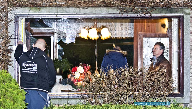 15020106.jpg - FOTOOPDRACHT:Rotterdam:01-02-2015:Foto: Veel ramen van omliggende woningen sneuvelden.Explosies met grote brand in flatgebouw in Moddermanstraat Schiebroek Rotterdam. De hulpdiensten zijn zondagmiddag groots uitgerukt. Door nog onbekende oorzaak ontstonden er meerdere explosies op de derde etage van het flatgebouw. De brandweer heeft opgeschaald naar Zeer grote brand en GRIP 2 situatie. Volgens meerdere getuigen is er uit een van de woningen een man gewond uit het pand gehaald. Hoe de brand heeft kunnen ontstaan is niet bekend, hulpdiensten zijn ter plaatse om de brand te blussen. Ambulance personeel zorg voor de meerdere gewonden, gehavende flatgebouw is door de hulpdiensten ontruimd. er zijn vele gewonden gevallen en oo 100 de ruiten in de omgeving gesneuveld.Deze digitale foto blijft eigendom van FOTOPERSBURO BUSINK. Wij hanteren de voorwaarden van het N.V.F. en N.V.J. Gebruik van deze foto impliceert dat u bekend bent  en akkoord gaat met deze voorwaarden bij publicatie.EB/ETIENNE BUSINK