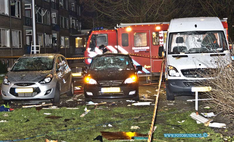 15020107.jpg - FOTOOPDRACHT:Rotterdam:01-02-2015:Explosies met grote brand in flatgebouw in Moddermanstraat Schiebroek Rotterdam. De hulpdiensten zijn zondagmiddag groots uitgerukt. Door nog onbekende oorzaak ontstonden er meerdere explosies op de derde etage van het flatgebouw. De brandweer heeft opgeschaald naar Zeer grote brand en GRIP 2 situatie. Volgens meerdere getuigen is er uit een van de woningen een man gewond uit het pand gehaald. Hoe de brand heeft kunnen ontstaan is niet bekend, hulpdiensten zijn ter plaatse om de brand te blussen. Ambulance personeel zorg voor de meerdere gewonden, gehavende flatgebouw is door de hulpdiensten ontruimd. er zijn vele gewonden gevallen en oo 100 de ruiten in de omgeving gesneuveld.Deze digitale foto blijft eigendom van FOTOPERSBURO BUSINK. Wij hanteren de voorwaarden van het N.V.F. en N.V.J. Gebruik van deze foto impliceert dat u bekend bent  en akkoord gaat met deze voorwaarden bij publicatie.EB/ETIENNE BUSINK