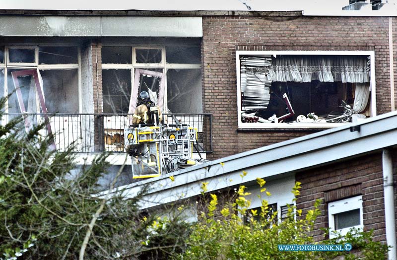 15020108.jpg - FOTOOPDRACHT:Rotterdam:01-02-2015:Explosies met grote brand in flatgebouw in Moddermanstraat Schiebroek Rotterdam. De hulpdiensten zijn zondagmiddag groots uitgerukt. Door nog onbekende oorzaak ontstonden er meerdere explosies op de derde etage van het flatgebouw. De brandweer heeft opgeschaald naar Zeer grote brand en GRIP 2 situatie. Volgens meerdere getuigen is er uit een van de woningen een man gewond uit het pand gehaald. Hoe de brand heeft kunnen ontstaan is niet bekend, hulpdiensten zijn ter plaatse om de brand te blussen. Ambulance personeel zorg voor de meerdere gewonden, gehavende flatgebouw is door de hulpdiensten ontruimd. er zijn vele gewonden gevallen en oo 100 de ruiten in de omgeving gesneuveld.Deze digitale foto blijft eigendom van FOTOPERSBURO BUSINK. Wij hanteren de voorwaarden van het N.V.F. en N.V.J. Gebruik van deze foto impliceert dat u bekend bent  en akkoord gaat met deze voorwaarden bij publicatie.EB/ETIENNE BUSINK