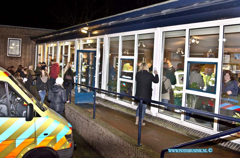 15020110.jpg - FOTOOPDRACHT:Rotterdam:01-02-2015:Foto: Bewoners worden opgevangen bij Goede Herderkerk.Explosies met grote brand in flatgebouw in Moddermanstraat Schiebroek Rotterdam. De hulpdiensten zijn zondagmiddag groots uitgerukt. Door nog onbekende oorzaak ontstonden er meerdere explosies op de derde etage van het flatgebouw. De brandweer heeft opgeschaald naar Zeer grote brand en GRIP 2 situatie. Volgens meerdere getuigen is er uit een van de woningen een man gewond uit het pand gehaald. Hoe de brand heeft kunnen ontstaan is niet bekend, hulpdiensten zijn ter plaatse om de brand te blussen. Ambulance personeel zorg voor de meerdere gewonden, gehavende flatgebouw is door de hulpdiensten ontruimd. er zijn vele gewonden gevallen en oo 100 de ruiten in de omgeving gesneuveld.Deze digitale foto blijft eigendom van FOTOPERSBURO BUSINK. Wij hanteren de voorwaarden van het N.V.F. en N.V.J. Gebruik van deze foto impliceert dat u bekend bent  en akkoord gaat met deze voorwaarden bij publicatie.EB/ETIENNE BUSINK