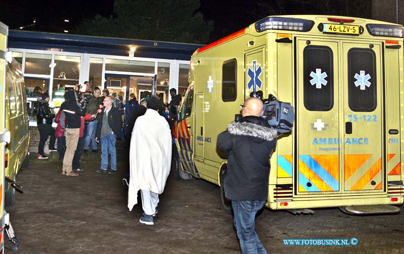 15020111.jpg - FOTOOPDRACHT:Rotterdam:01-02-2015:Foto: Bewoners worden opgevangen bij Goede Herderkerk.Explosies met grote brand in flatgebouw in Moddermanstraat Schiebroek Rotterdam. De hulpdiensten zijn zondagmiddag groots uitgerukt. Door nog onbekende oorzaak ontstonden er meerdere explosies op de derde etage van het flatgebouw. De brandweer heeft opgeschaald naar Zeer grote brand en GRIP 2 situatie. Volgens meerdere getuigen is er uit een van de woningen een man gewond uit het pand gehaald. Hoe de brand heeft kunnen ontstaan is niet bekend, hulpdiensten zijn ter plaatse om de brand te blussen. Ambulance personeel zorg voor de meerdere gewonden, gehavende flatgebouw is door de hulpdiensten ontruimd. er zijn vele gewonden gevallen en oo 100 de ruiten in de omgeving gesneuveld.Deze digitale foto blijft eigendom van FOTOPERSBURO BUSINK. Wij hanteren de voorwaarden van het N.V.F. en N.V.J. Gebruik van deze foto impliceert dat u bekend bent  en akkoord gaat met deze voorwaarden bij publicatie.EB/ETIENNE BUSINK