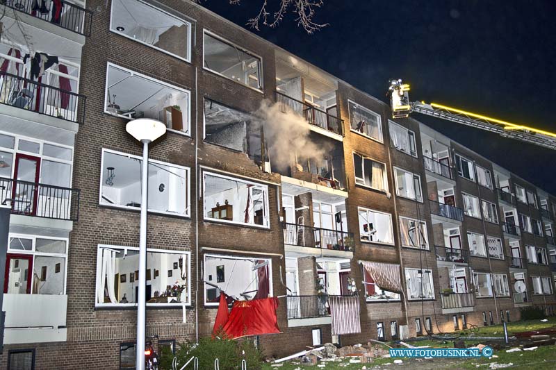 15020112.jpg - FOTOOPDRACHT:Rotterdam:01-02-2015:Explosies met grote brand in flatgebouw in Moddermanstraat Schiebroek Rotterdam. De hulpdiensten zijn zondagmiddag groots uitgerukt. Door nog onbekende oorzaak ontstonden er meerdere explosies op de derde etage van het flatgebouw. De brandweer heeft opgeschaald naar Zeer grote brand en GRIP 2 situatie. Volgens meerdere getuigen is er uit een van de woningen een man gewond uit het pand gehaald. Hoe de brand heeft kunnen ontstaan is niet bekend, hulpdiensten zijn ter plaatse om de brand te blussen. Ambulance personeel zorg voor de meerdere gewonden, gehavende flatgebouw is door de hulpdiensten ontruimd. er zijn vele gewonden gevallen en oo 100 de ruiten in de omgeving gesneuveld.Deze digitale foto blijft eigendom van FOTOPERSBURO BUSINK. Wij hanteren de voorwaarden van het N.V.F. en N.V.J. Gebruik van deze foto impliceert dat u bekend bent  en akkoord gaat met deze voorwaarden bij publicatie.EB/ETIENNE BUSINK
